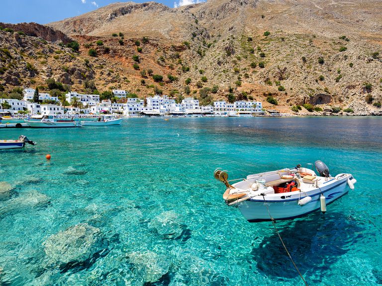 Boote treiben im klaren Wasser vor Loutro auf Kreta.  Loutro auf Kreta, Griechenland