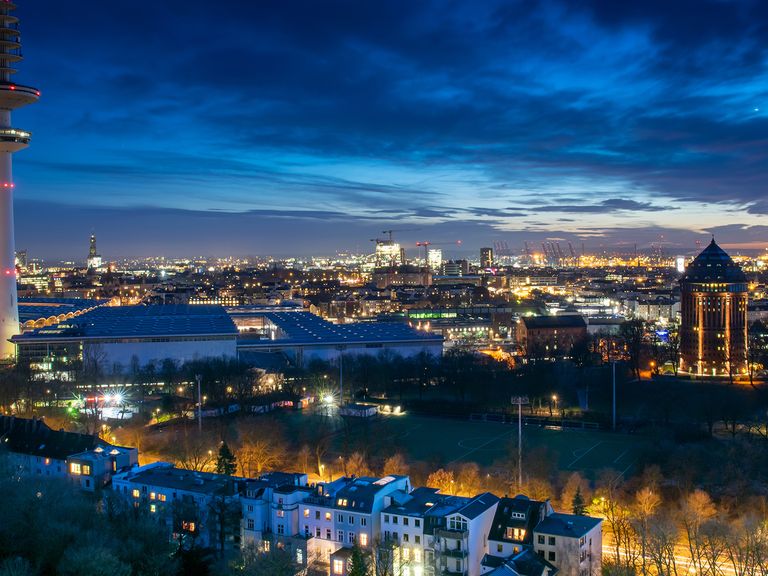 Blick auf den Hamburger Fernsehturm und den Schanzenpark in der Sternschanze Hamburger Sternschanze bei Nacht