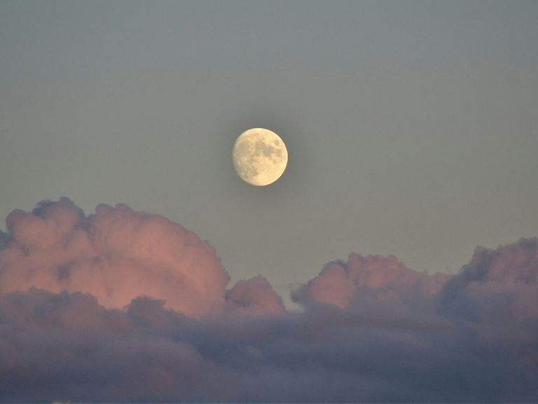 Mond über Wolkenbergen, Symbolfoto