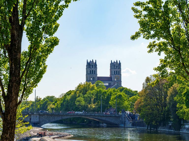 Glockenbachviertel in München,Blick auf Isar und Kirche St. Maximilan