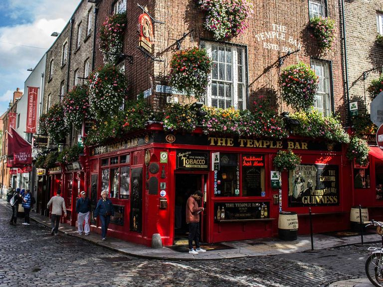 „Temple Bar" heißt das berühmte Ausgehviertel in Dublin. Temple Bar in Dublin