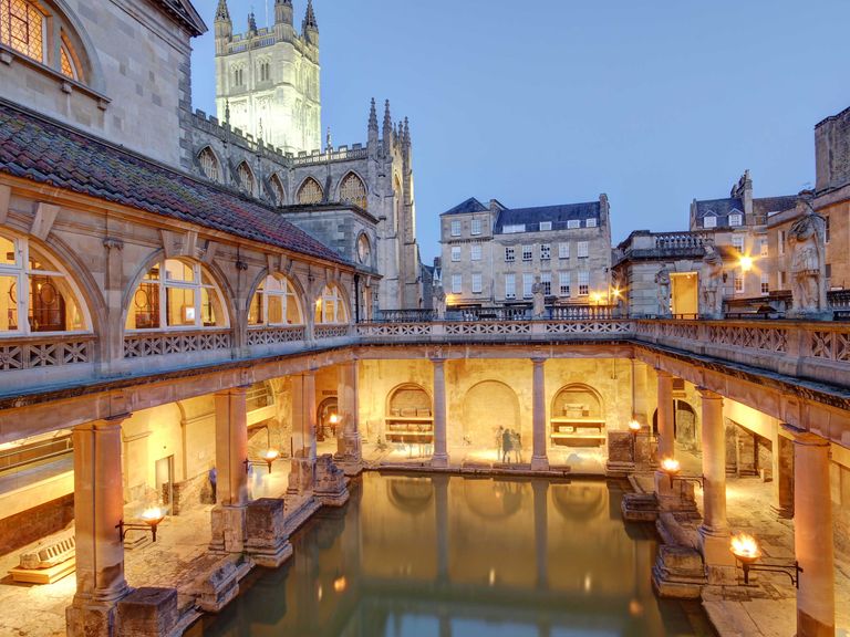 Sie gehören zu den wichtigsten Orten in Bath: die Römischen Bäder. Römische Bäder in Bath am Abend