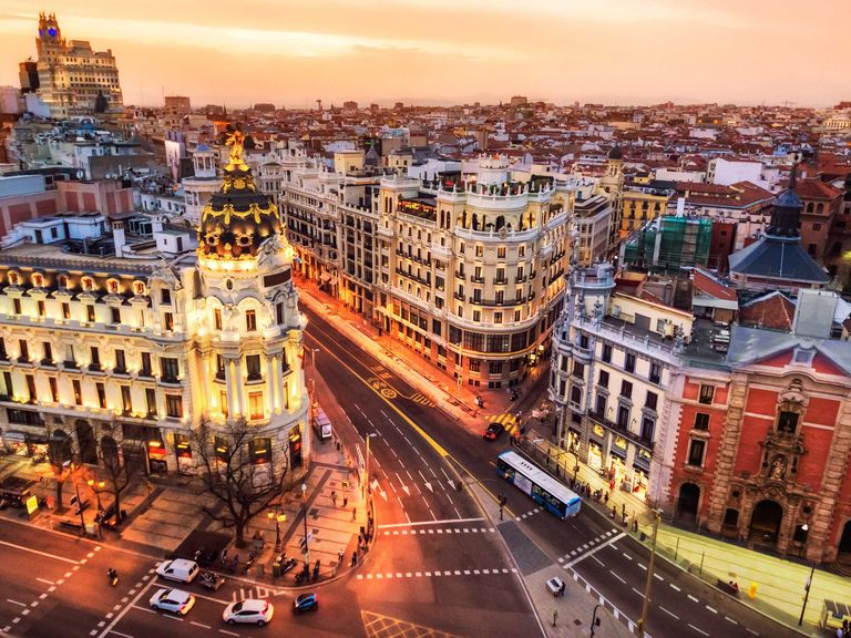 Luftaufnahme der Gran V&iacute;a in Madrid am Abend