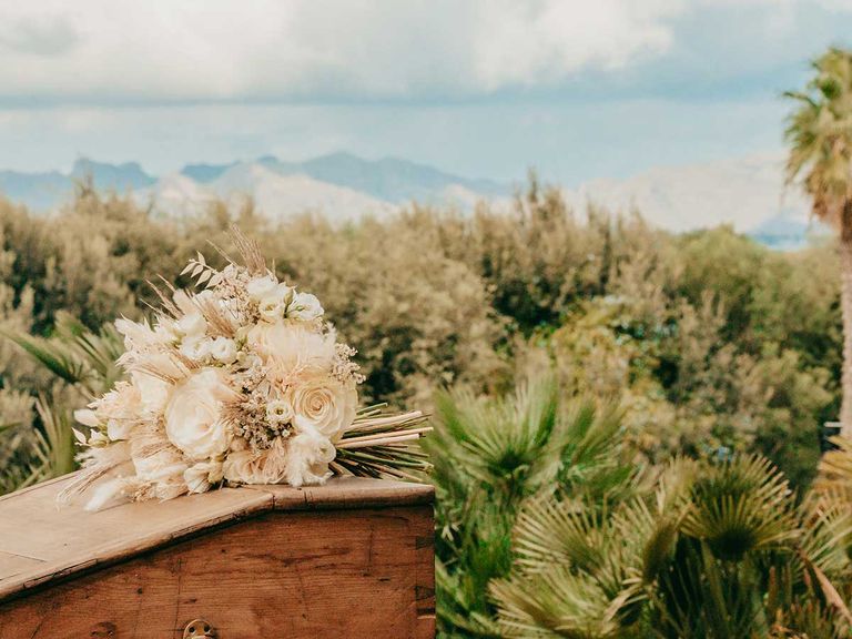 In der Finca des Casal Santa Eulàlia Hotel & Restaurants werden regelmäßig Hochzeiten gefeiert. Blumenstrauß und Blick auf die Berge, Casal Santa Eulàlia Hotel & Restaurant