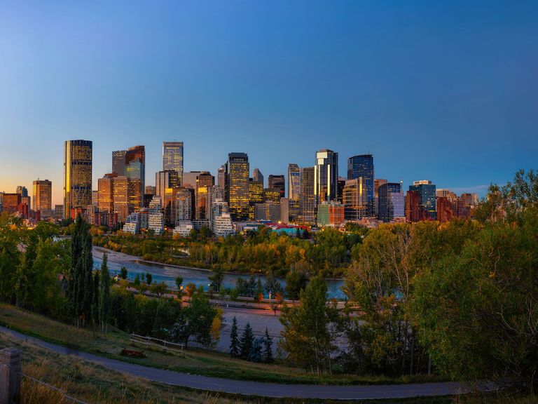 Skyline von Calgary am Abend