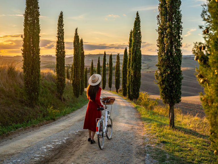Frau mit Fahrrad in der Toskana