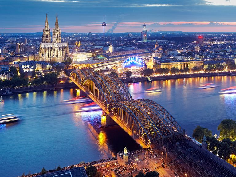 Blick auf das Kölner Rheinufer mit Hohenzollernbrücke und dem Kölner Dom
