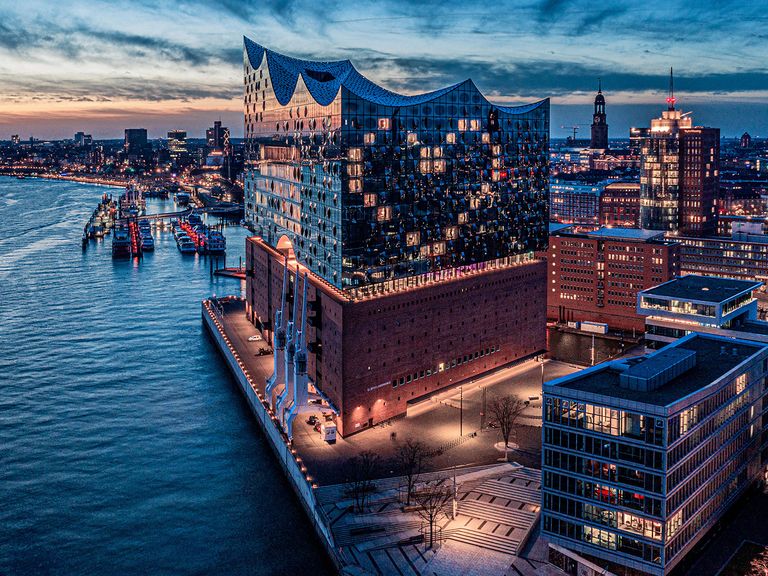 Die Elbphilharmonie ist das Aushängeschild der HafenCity. Lichterherz auf der Elbphilharmonie