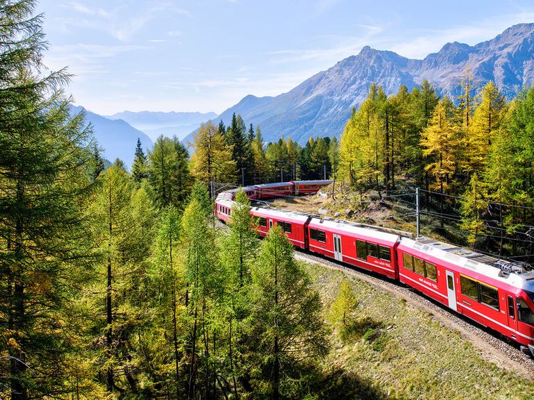 Wer sich gut auf die Zugreise vorbereitet, kann ganz entspannt und mit bestem Ausblick durch die Welt reisen.  Zugreise Urlaub Schweiz Bernina