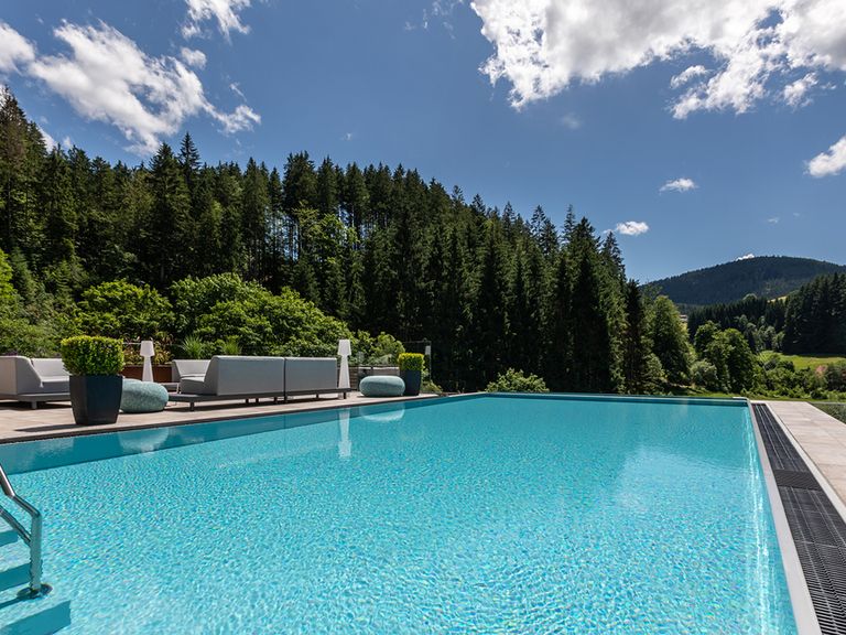 Der Außenpoll im „Genusshotel Sackmann“ überzeugt mit einem tollen Panorama. Schwarzwald Genusshotel Sackmann