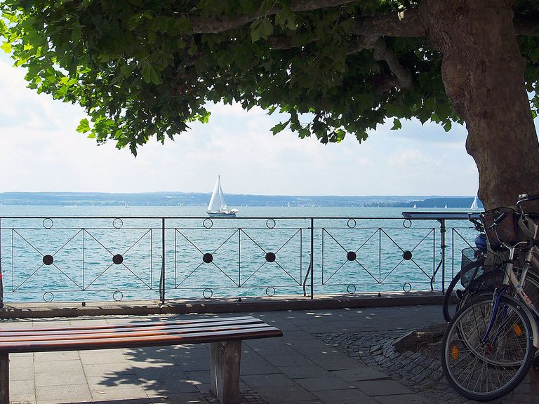 Fahrräder am Ufer des Bodensees, Ausblick auf den See