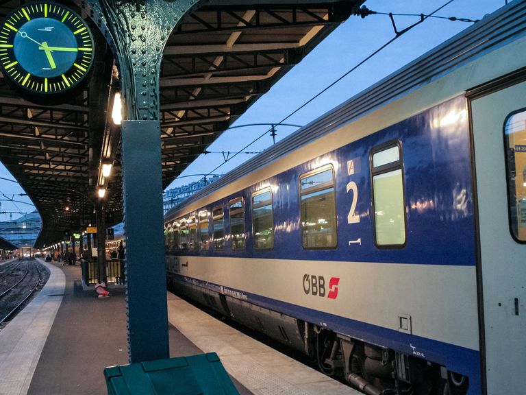 Beim Buchen eines Nachtzug-Tickets gibt es einiges zu beachten. Öbb Nightjet am Gleis, Abenddämmerung