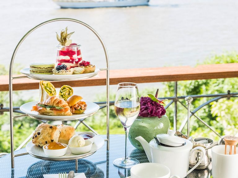Sommerlicher High Tea auf der Lindenterrasse, Louis C. Jacob