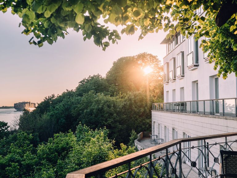 In dieser Podcast-Folge erkunden Inka Schmeling und Kathrin Sander Hamburg – und das Hotel „Louis C. Jacob“. Hotel Louis C. Jacob, Hamburg an der Elbe