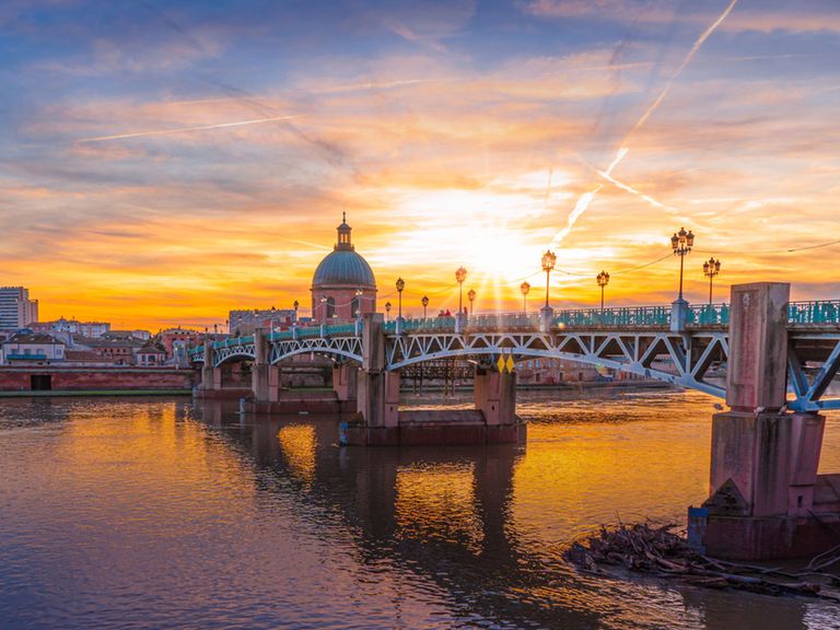 Hier zu sehen: die Garonne und der Dome de la Grave in Toulouse. Garonne und Dome de la Grave in Toulouse