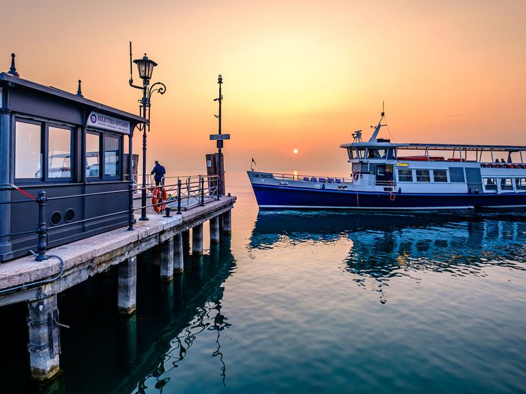 Hafen von Lazise, Fähre und Ticketschalter