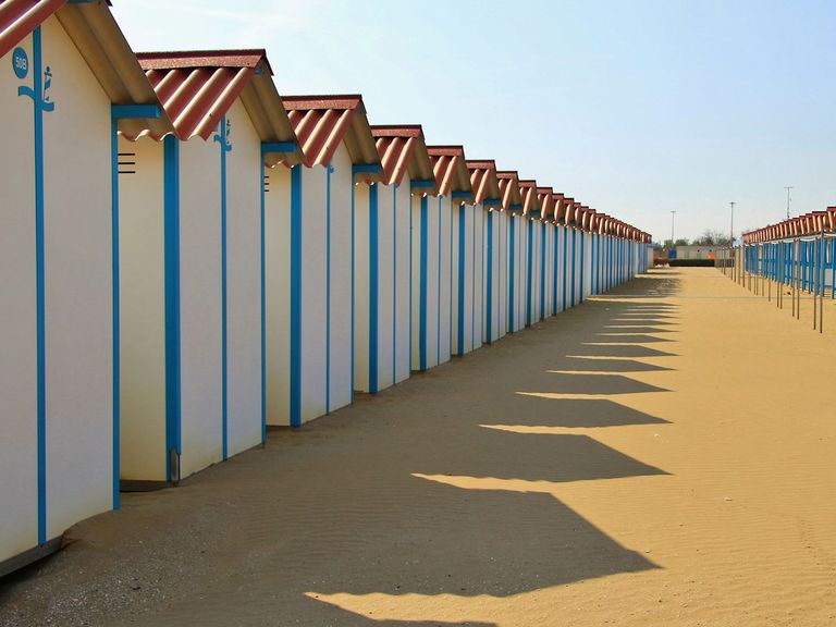 Geschlossene Strandhütten am Lido di Venezia