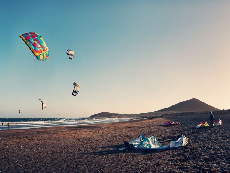 Perfekte Windbedingungen herrschen an der Playa del Médano. Kitesurf-Ausrüstung an der Playa del Médano