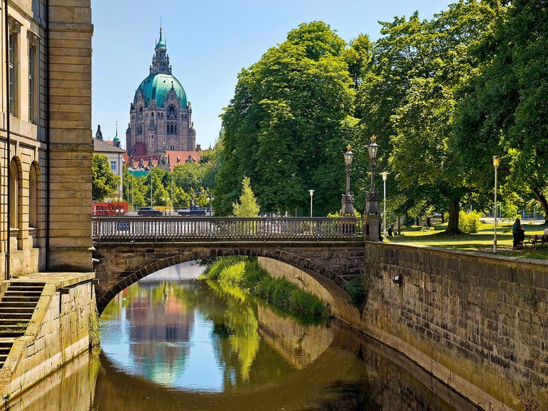 Blick aufs Neue Rathaus vom Leineufer in Hannover Leineufer und Blick aufs Neue Rathaus, Hannover