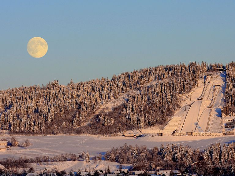 Romantische Stimmung bei Mondschein über Lillehammer Lillehammer Skischanze