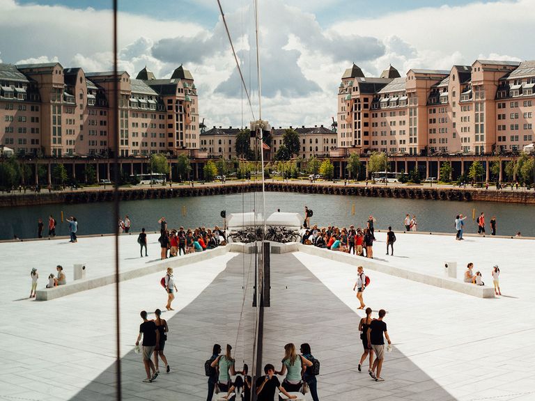 Silvia Tyburski und Tinka Dippel nehmen Sie im Podcast mit nach Oslo. Oslo, Opernhaus und Blick auf die andere Seite des Fjordes