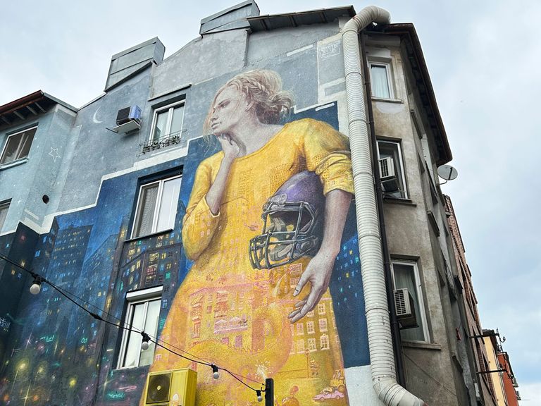 Street Art in Sofia, Frau mit Rugby-Helm