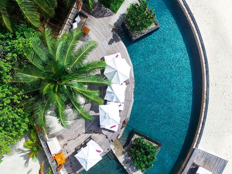 Pool im „Constance Moofushi Maldives“