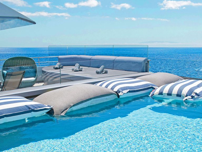 Verträumt auf den Ozean schauen: Diesen Ausblick gewährt das Pooldeck an Bord der Emerald Sakara  Das Pooldeck an Bord der Emerald Sakara