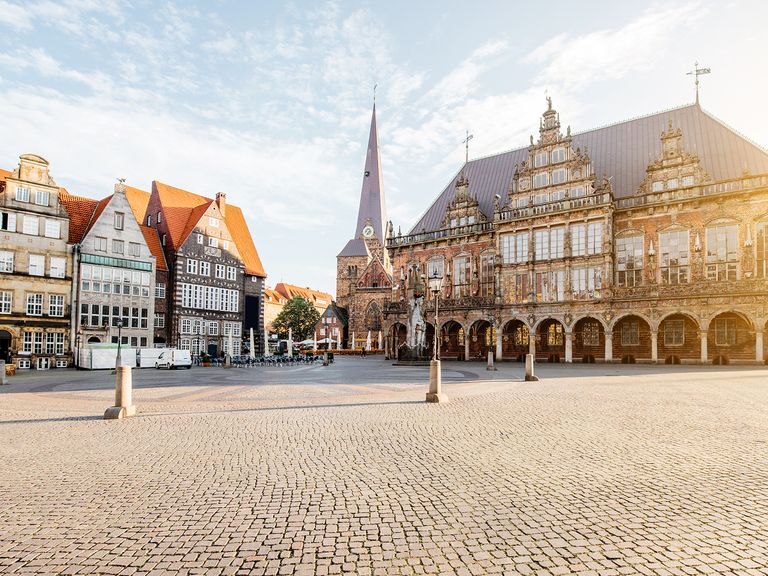 Der Rathausplatz mit dem Roland zählt zu den bekanntesten Sehenswürdigkeiten von Bremen. Rathausplatz in Bremen
