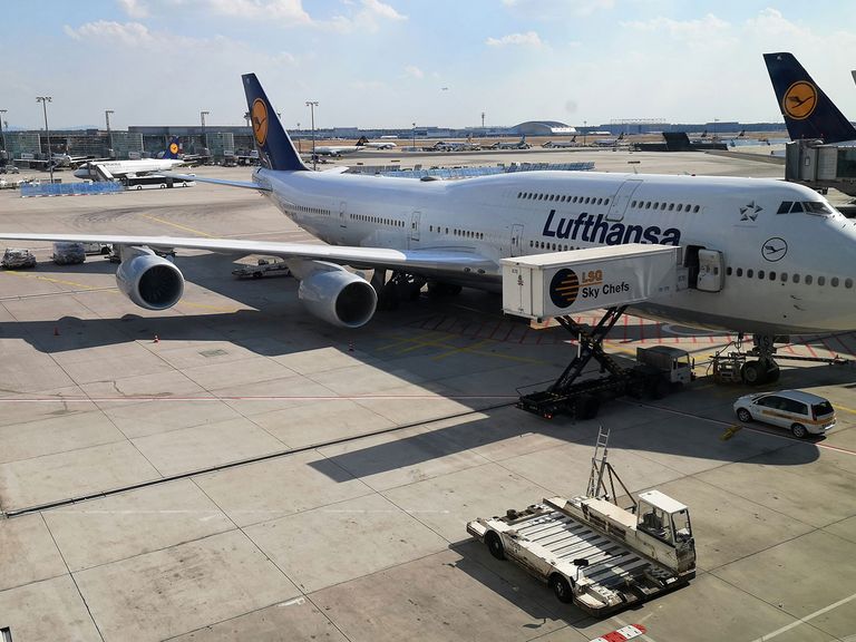 Flugzeug von Lufthansa steht auf der Landebahn