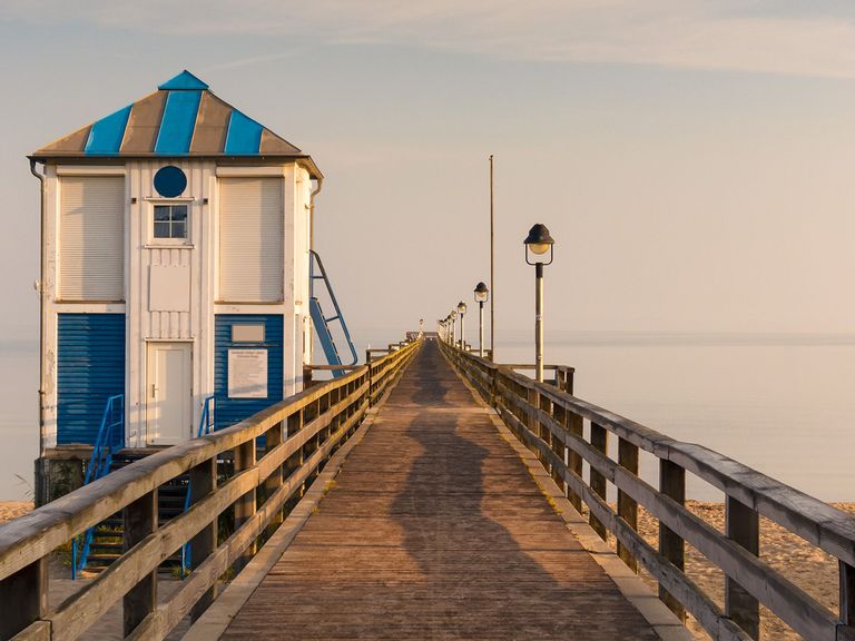 Badehäuschen und die Seebrücke von Lubmin an der Ostsee Lubmin Seebrücke, Ostsee