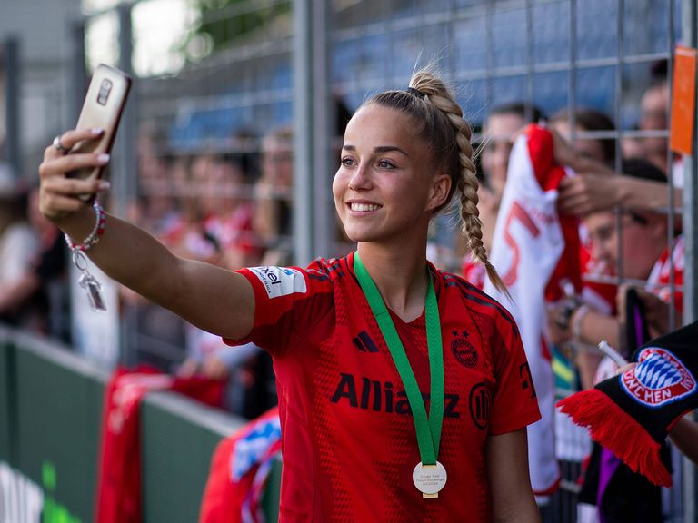 Die Fußballspielerin Giulia Gwinn ist erst 24 und spielt bereits in der deutschen Nationalmannschaft. Giulia Gwinn macht Selfies mit Fans