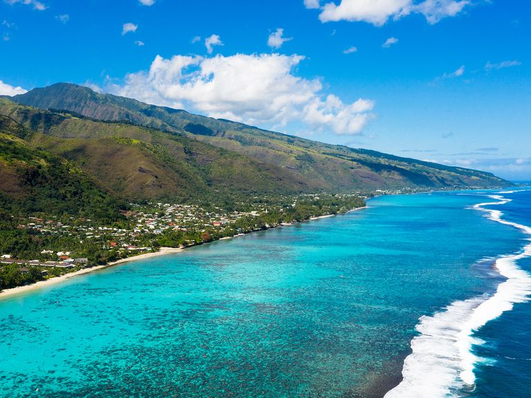 Türkisblaues Wasser und beste Bedingungen zum Surfen: Tahiti Luftaufnahme der Westküste von Tahiti