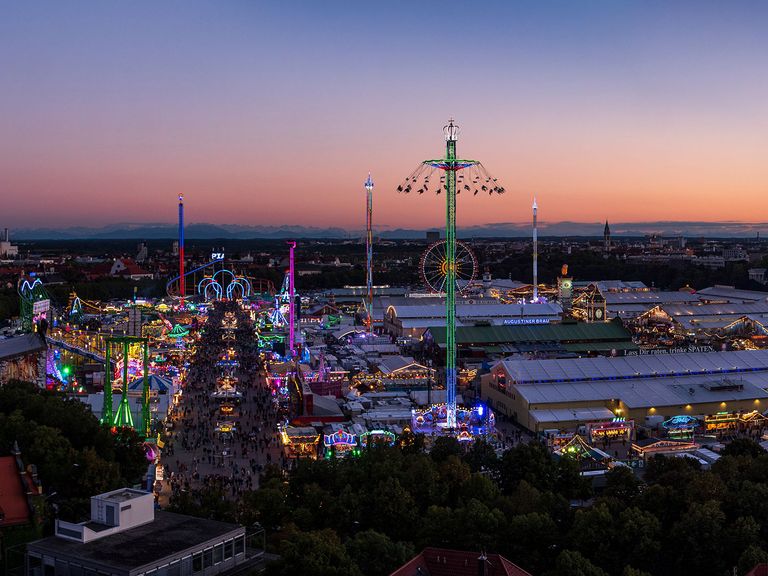 Luftaufnahme des Oktoberfests in München am Abend