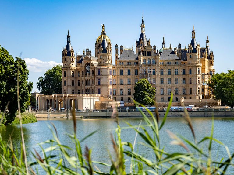 Das Schweriner Schloss ist seit Juli 2024 als UNESCO-Welterbe gelistet. Schloss in Schwerin
