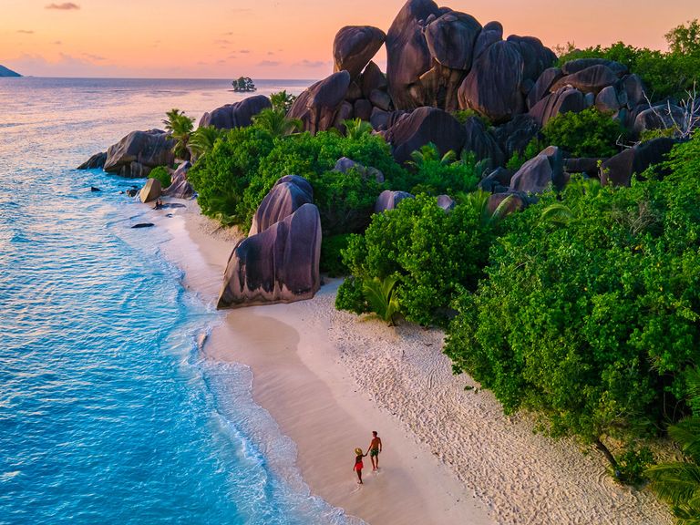 Zwei Personen am Anse Source d'Argent, Strand auf den Seychellen