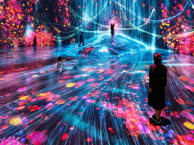 Die teamLab-Installation „Universe of Water Particles“ gleicht einem virtuellen Wasserfall. Universe of Water Particles, teamlab im Digital Art Museum Hamburg