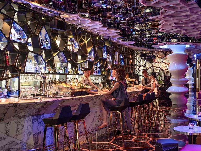 Formsache: die Ozone Bar im Ritz-Carlton von Hongkong Ozone Bar Tresen im The Ritz-Carlton Hong Kong