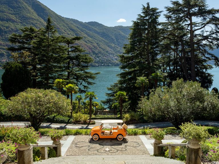 Das 5-Sterne-Hotel Passalacqua ist eines der schönsten am Comer See. Oldtimer-Buggy und Blick auf den Comer See, Hotel Passalacqua