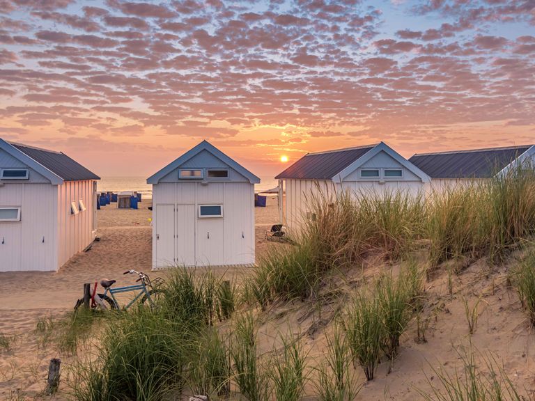 Strandhäuser am Strand von Katwijk an Zee in den Niederlanden
