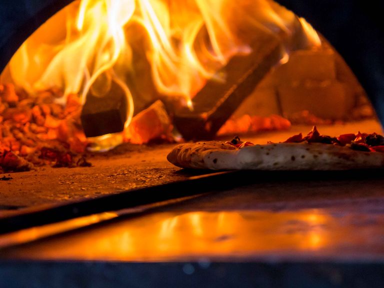 Pizza im Holzofen gebacken, Italien