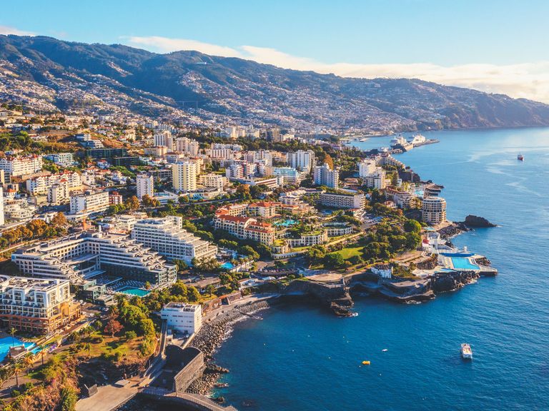 Die Stadt Funchal ist bekannt für ihre malerische Lage und ihre eindrucksvolle Architektur. Luftaufnahme von Funchal