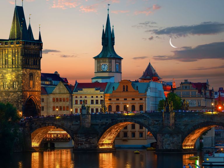 Karlsbrücke in Prag am Abend