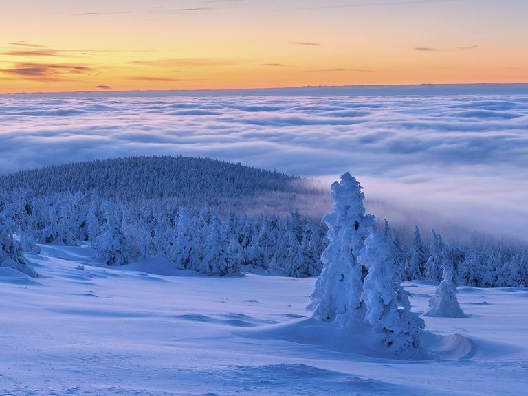 Wunderschön: der verschneite Brocken beim Sonnenaufgang. Brocken beim Sonnenaufgang, verschneit