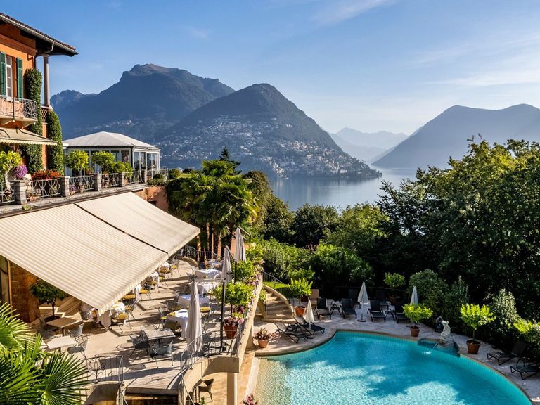 Die Villa Principe Leopoldo eröffnet Gästen einen dramatischen Seeblick. Villa Principe Leopoldo, Luganer See