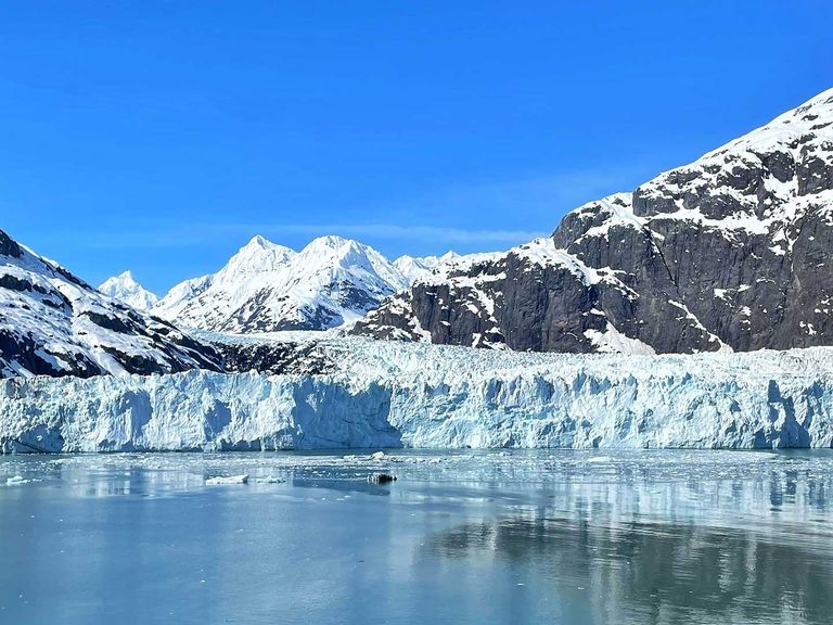 Wer es eisig-kalt mag, ist im Winter in Alaska bestens aufgehoben. In Anchorage fallen die Temperaturen auf -11 Grad Celsius. Gletscher in Alaska