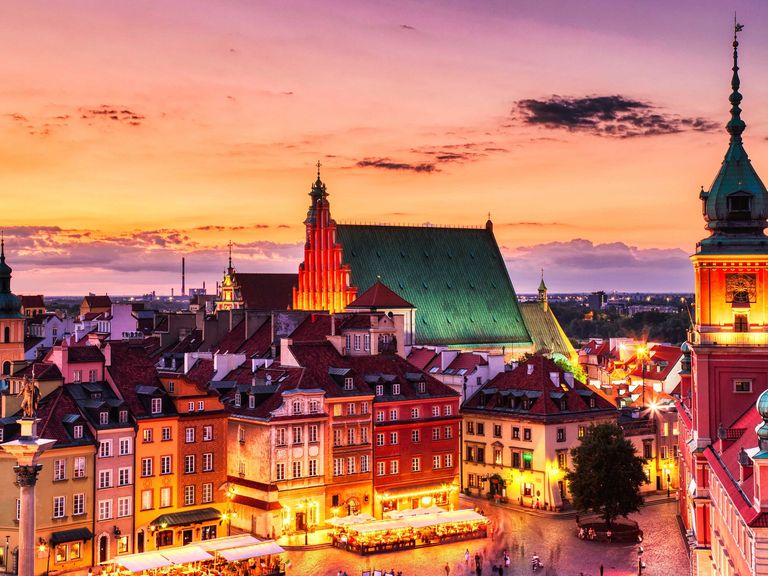 Warschau ist die Hauptstadt von Polen und zugleich eine der schönsten des Landes. Warschauer Altstadt mit beleuchteten Gebäuden