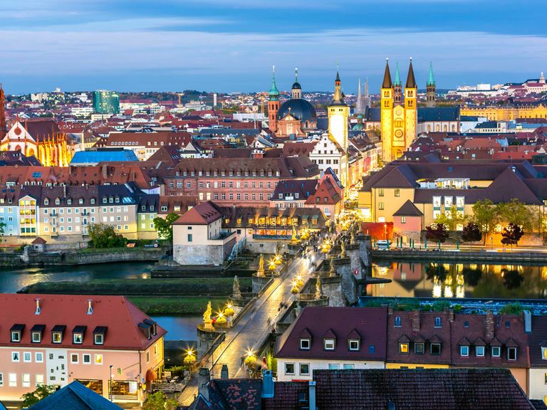 Blick auf W&uuml;rzburg und die Alte Mainbr&uuml;cke am Abend