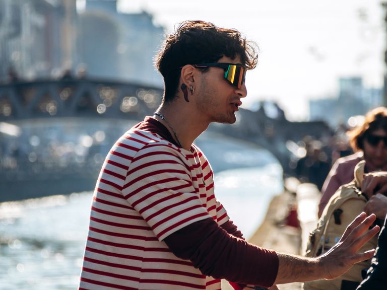 Mann am Navigli Kanal, Mailand