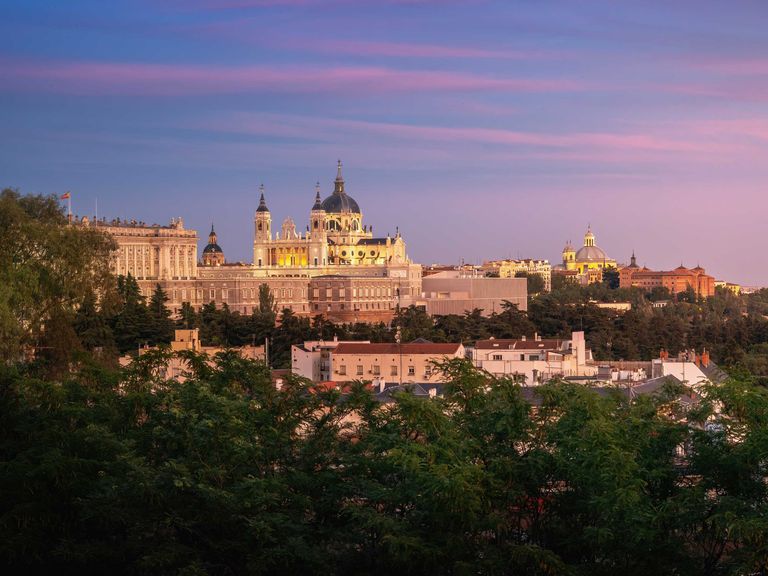Blick auf die Almudena-Kathedrale in Madrid am Abend